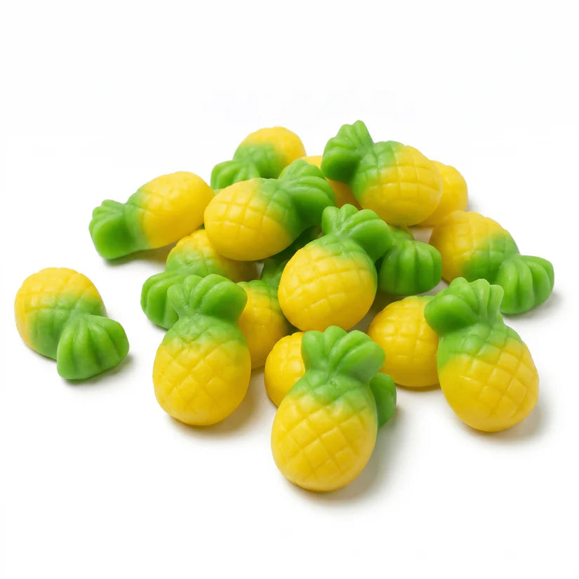Fresh pineapple ananasjes from Mijn winkel, showcasing bright yellow pineapples with green leafy tops on a white background.